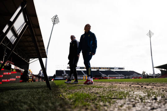 Assistant coach Victoria Sandell and Stina Blackstenius of