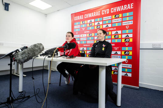 Angharad James and head coach Rhian Wilkinson of the Welsh