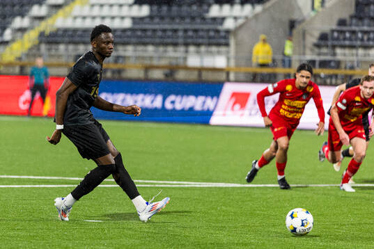 Halmstads Yannick Agnero med en straffspark