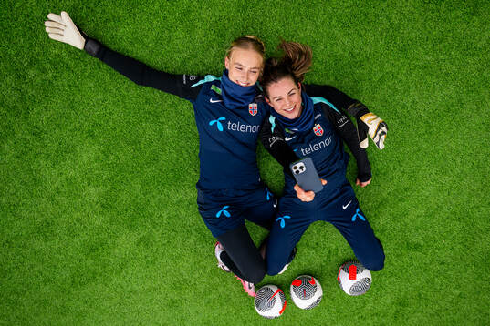 Goalkeeper Selma Panengstuen and Tuva Hansen of the