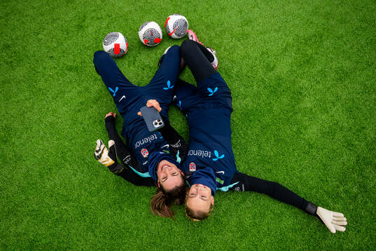 Tuva Hansen and goalkeeper Selma Panengstuen of the