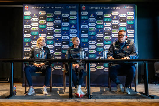 Ada Hegerberg, head coach Gemma Grainger and media officer