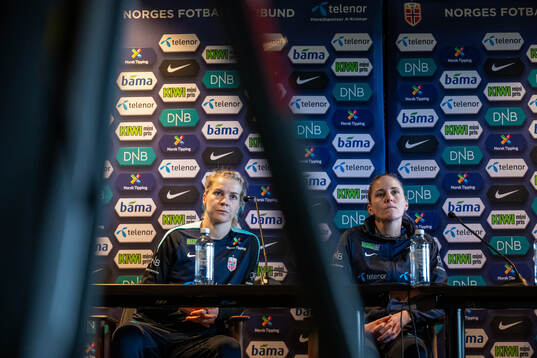 Ada Hegerberg and head coach Gemma Grainger of the