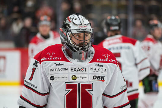 Örebros målvakt Jhonas Enroth innan ishockeymatchen i SHL