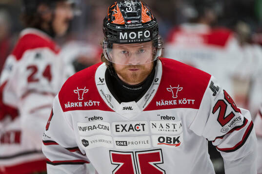 Örebros Linus Arnesson innan ishockeymatchen i SHL mellan