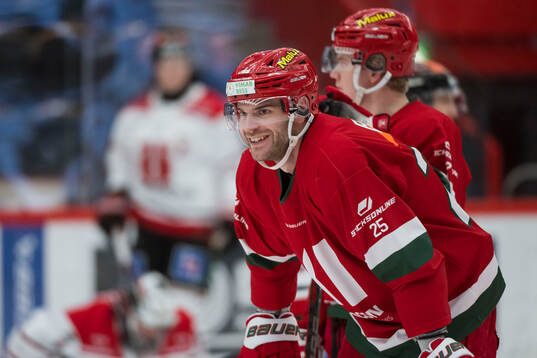 Modos Sam Vigneault innan ishockeymatchen i SHL mellan Modo