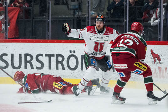 Modos Sampo Ranta och Örebros Linus Arnesson reagerar