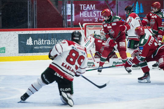 Örebros Patrik Karlkvist gör 0-1 bakom Modos målvakt