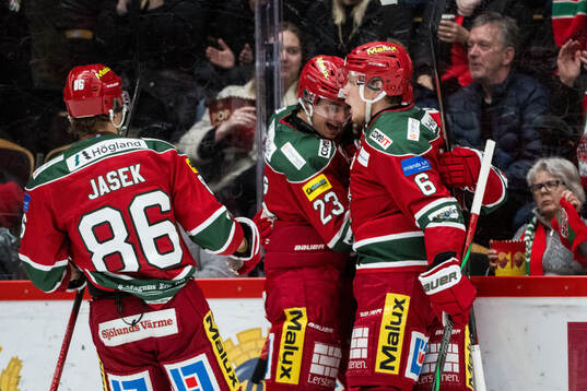 Modos Sebastian Ohlsson jublar med lagkamrater