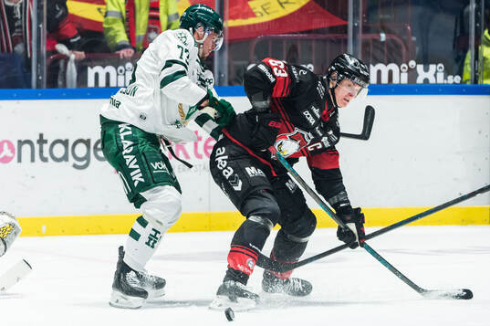 Färjestads Adam Ollas Mattsson och Malmö Redhawks Fredrik