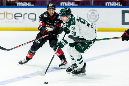 Färjestads Marian Studenic och Malmö Redhawks Carl Persson