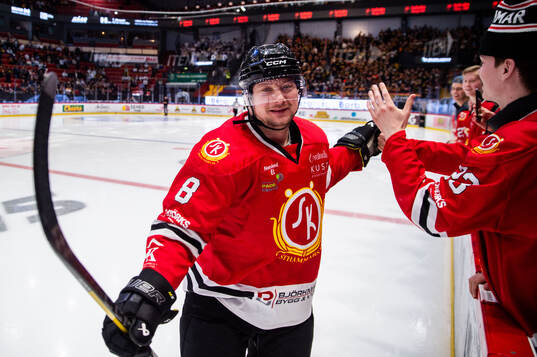 Mikael Olsson jublar när han tar köksvägen till SHL