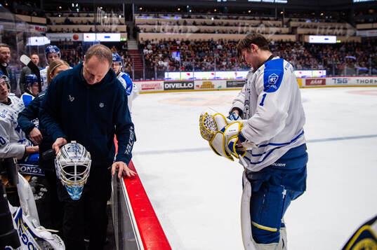 Leksands målvakt Marcus Gidlöf byter mask