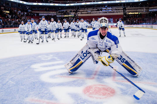 Leksands målvakt Marcus Gidlöf jublar