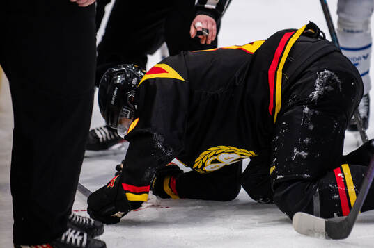 Brynäs Tyler Vesel har ont