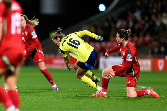 Filippa Angeldahl of Sweden and Hayley Ladd of Wales