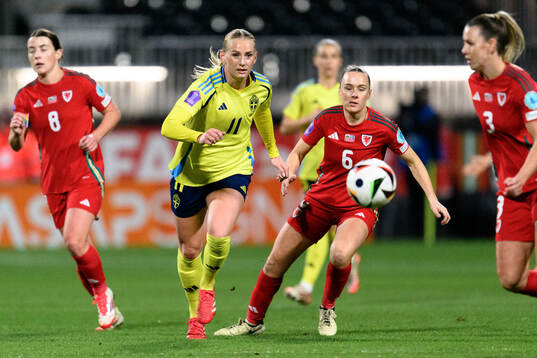 Stina Blackstenius of Sweden and Josie Green of Wales