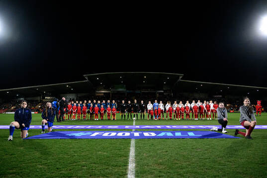 Players of Sweden and of Wales at lineup