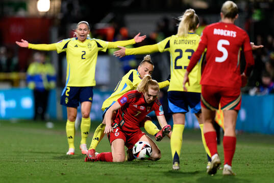Hanna Bennison of Sweden and Ceri Holland of Wales