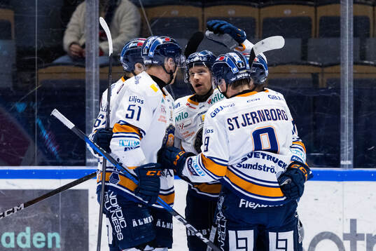 Växjös Sebastian Strandberg jublar med lagkamrater