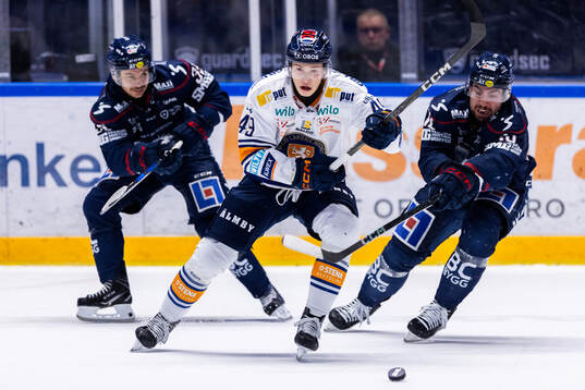 Linköpings Ty Rattie och Remi Elie mot Växjös Leo Sahlin