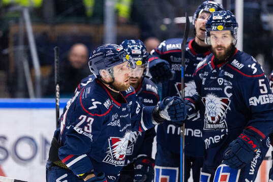 Linköpings Robin Kovacs jublar med lagkamrater