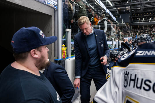 HV71s tränare Anton Blomqvist deppar