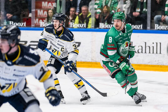 HV71s Olle Alsing och Rögles Linus Sandin