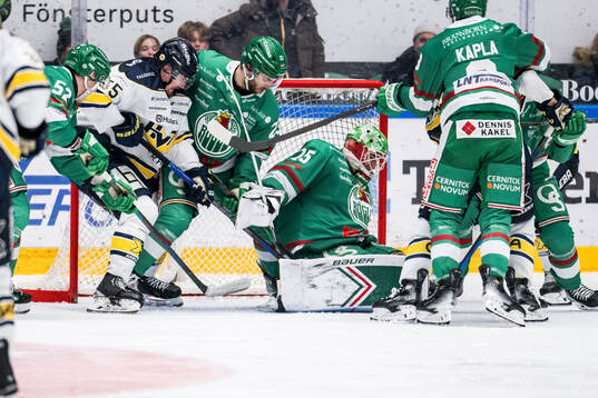 HV71s Mikael Seppälä och Rögles Josh Dickinson och