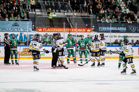 HV71s och Rögles spelare