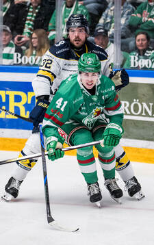 HV71s Oscar Engsund och Rögles Simon Zether