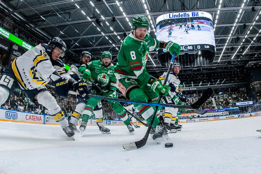 HV71s Henrik Borgström  och Rögles Linus Sandin