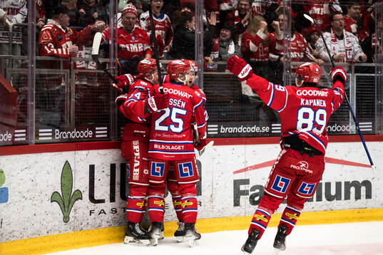 Timrås Jonathan Dahlén jublar med lagkamrater