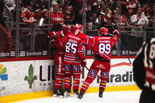Timrås Oliver Kapanen och Jonathan Dahlén jublar