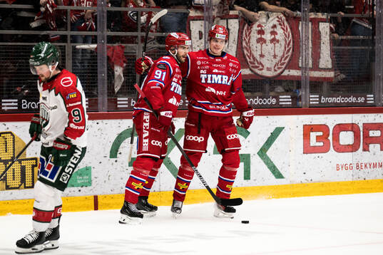 Timrås Erik Walli Walterholm jublar med Magnus Pääjärvi