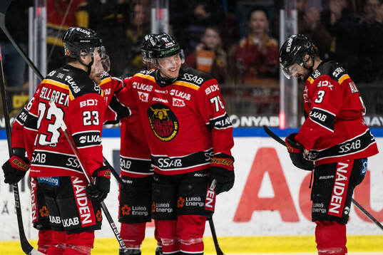 Luleås Anton Levtchi jublar med lagkamrater