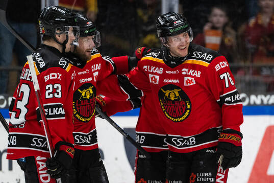 Luleås Linus Omark och Anton Levtchi jublar