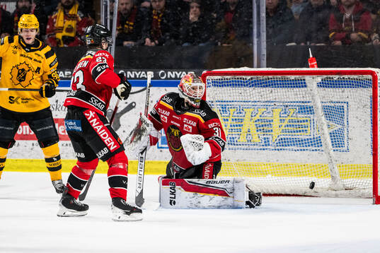 Skellefteås Oscar Lindberg (ej i bild) gör 1-2 bakom