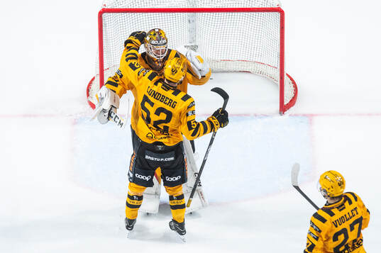 Skellefteås målvakt Linus Söderström och Arvid Lundberg