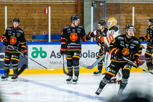 Alvesta SKs Elias Dervall-Svensson och Karlskronas målvakt
