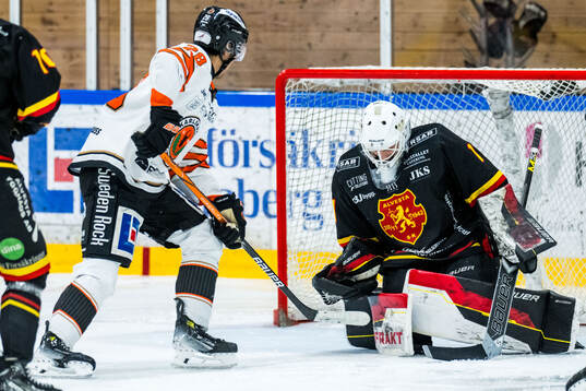 Karlskronas David Karlström och Alvesta SKs målvakt Algot