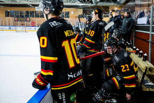Alvesta SKs Gabriel Melin, målvakt Gustav Tegvall och