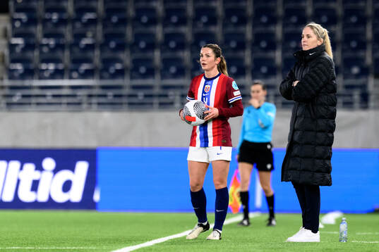 Tuva Hansen and head coach Gemma Grainger of Norway