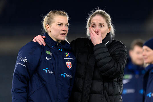 Ada Hegerberg and Head coach Gemma Grainger of Norway
