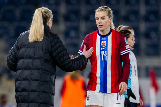 Head coach Gemma Grainger and Ada Hegerberg of Norway