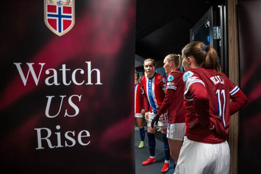 Ada Hegerberg and players of Norway at half-time