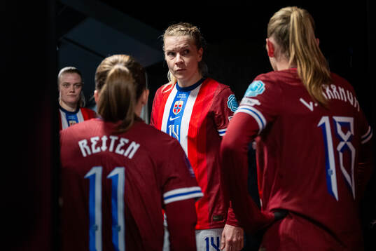 Ada Hegerberg and players of Norway at half-time