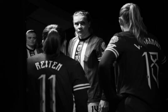 Ada Hegerberg and players of Norway at half-time