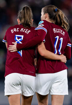 Vilde Bøe Risa and Guro Reiten of Norway celebrate