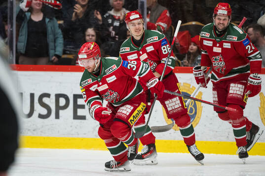 Modos Sebastian Ohlsson jublar med Lukas Jasek och Måns
